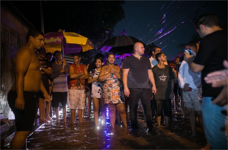 Abilio visita bairros alagados e aciona Assistência Social para apoiar famílias afetadas; prefeitura estuda pagar auxílio a vítimas