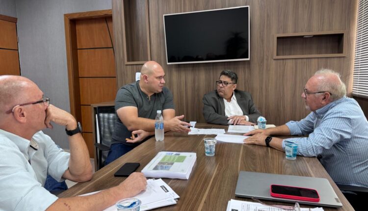 Abilio dá prazo de 24 horas para retomada da coleta de lixo em Cuiabá