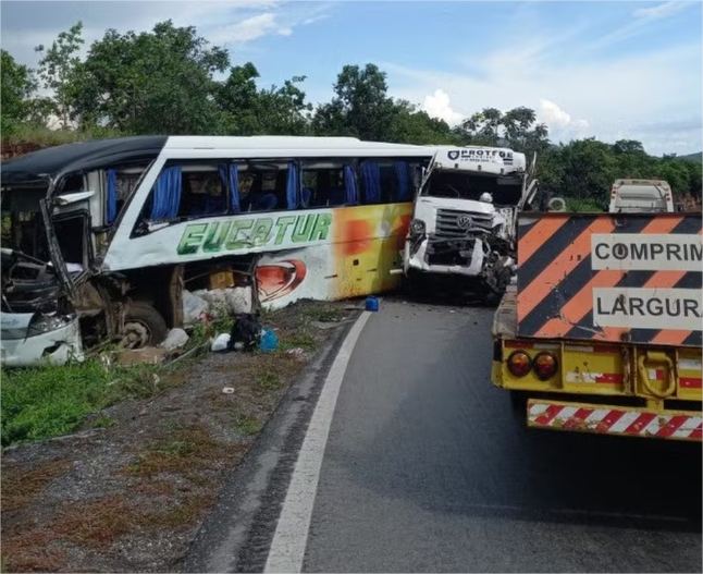 Dezenove pessoas ficam feridas em batida entre ônibus e caminhão na BR-070