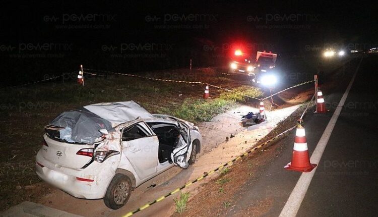 Criança de 8 anos morre em capotamento de HB20; duas mulheres ficam feridas