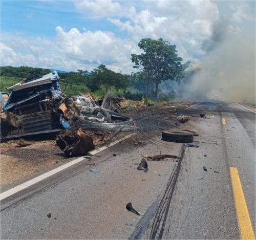 Caminhoneiro morre carbonizado e outro preso às ferragens em batida na BR-070; vídeo