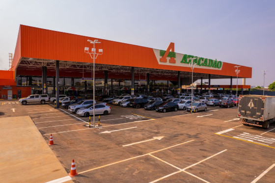 Fortemente armados, bandidos rendem funcionários e fazem limpa no Atacadão