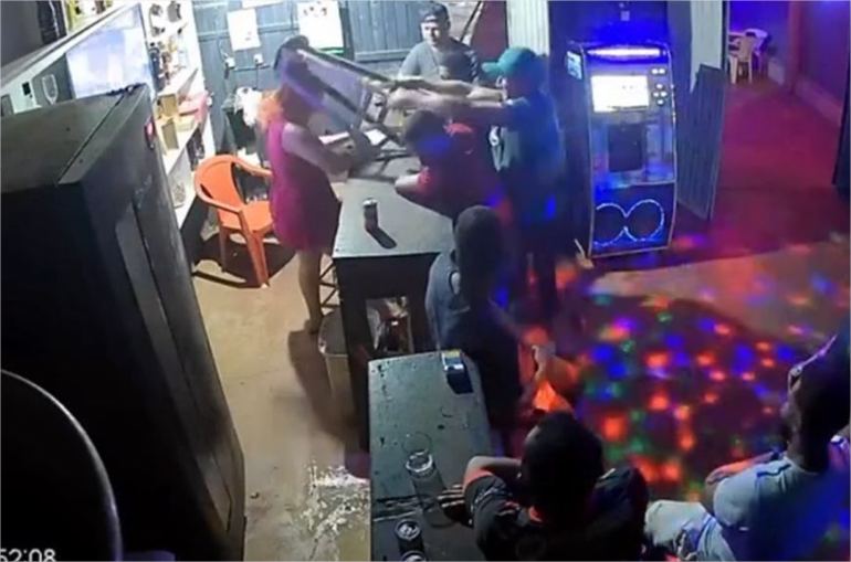 Gerente atingida com banco de madeira em boate se muda de MT após agressão de cliente; vídeo