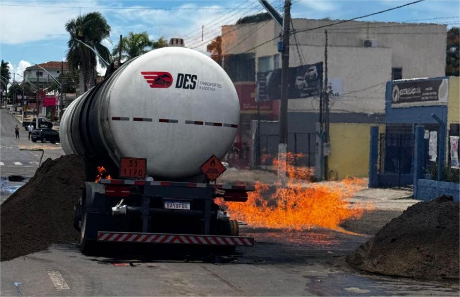 Vídeo: Após cerca de sete horas de combate, bombeiros controlam incêndio em carreta-tanque carregada de etanol