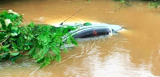 Mulher morre afogada após carro cair em rio no Nortão