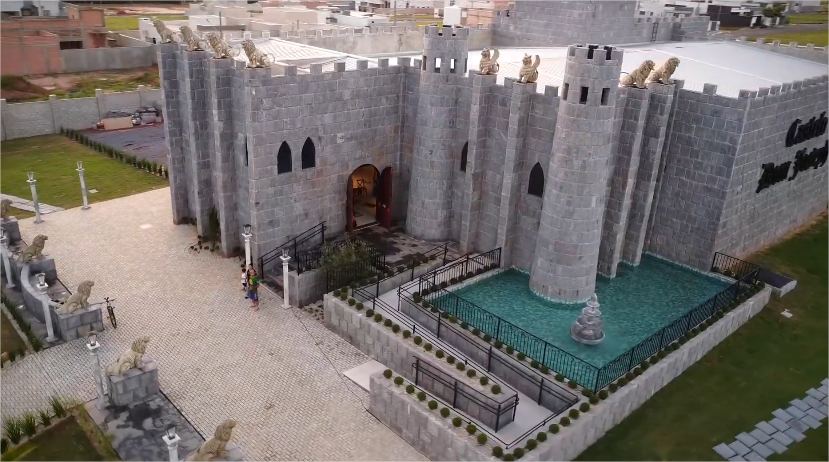 Pais constroem castelo medieval em Sorriso em homenagem a filho morto; fotos e vídeo