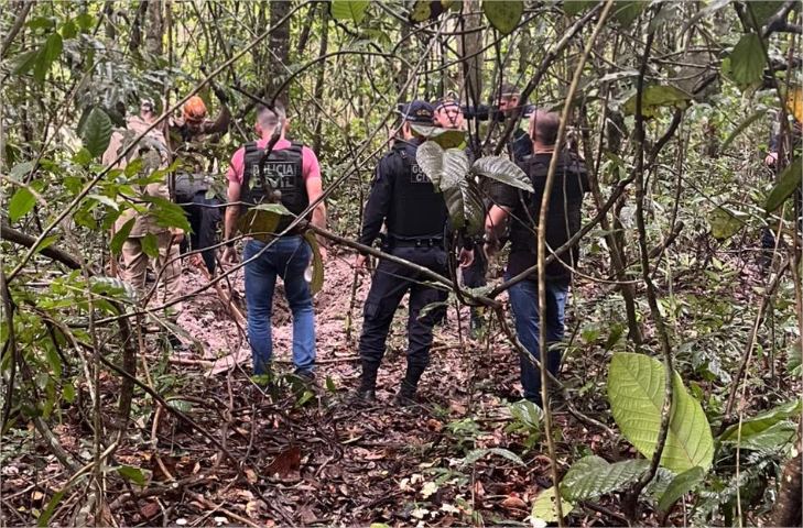 Polícia descobre cemitério clandestino em área de mata com 11 corpos de vítimas de facção criminosa
