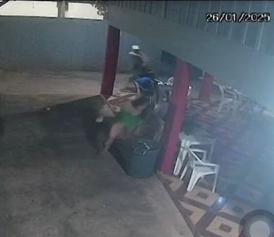 Câmera flagra tentativa de chacina em bar no interior de Mato Grosso; veja vídeo