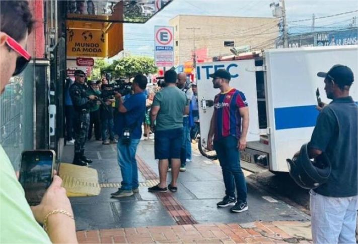 Policial à paisana mata assaltante e impede roubo a loja de celulares em Rondonópolis