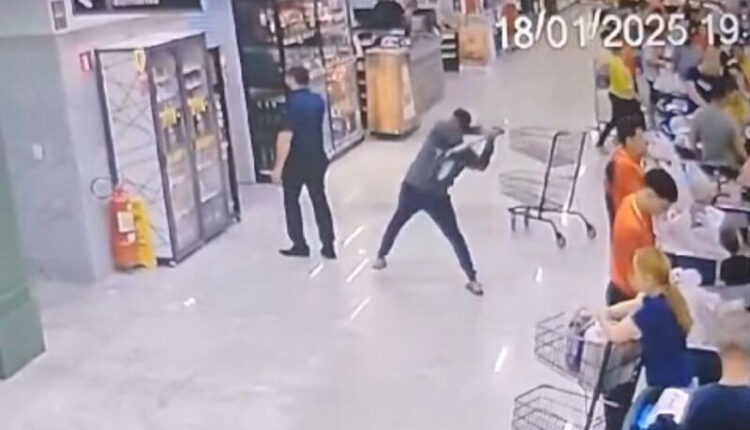 Vídeo: Homem golpeia gerente de mercado com pá em Sinop