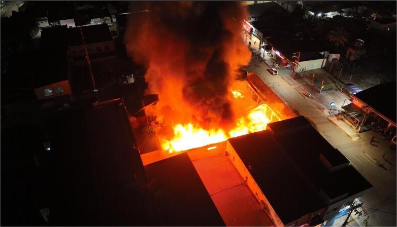 Criminosos incendeiam lojas após empresário se recusar a pagar mensalidade a facção; vídeo