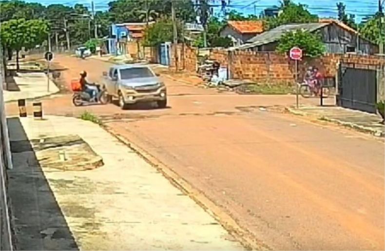 Sem CNH, motorista fura preferencial e quase mata motoqueiro; vídeo