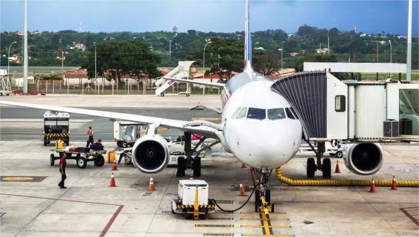 Passageiro cai de escada ao desembarcar de avião e morre