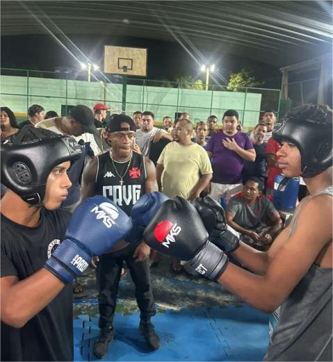 Vídeos mostram lutas em praças de Cuiabá com aposta e narrador