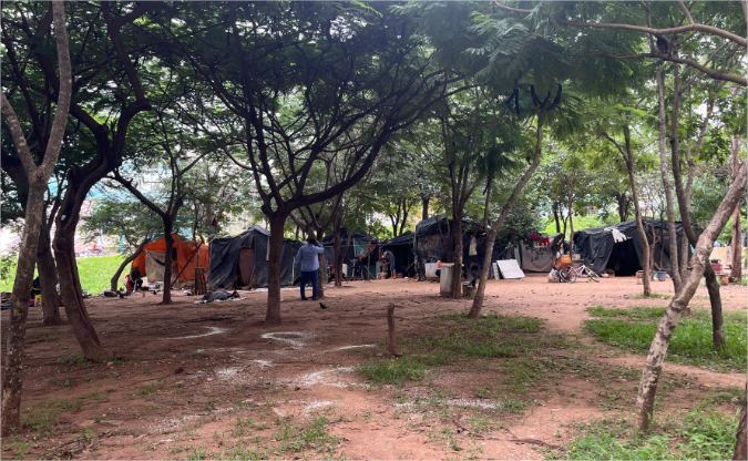 Canteiro com barracos e moradores de rua será desocupado, diz prefeito de Cuiabá