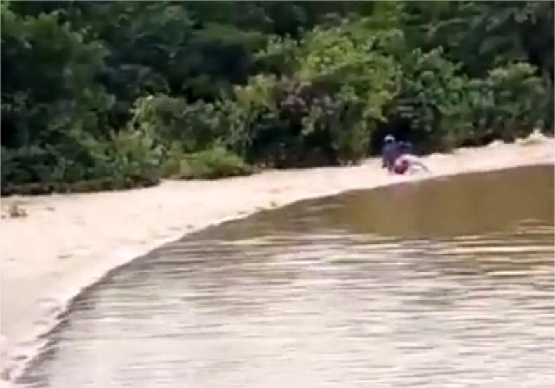 Motociclista fica submerso ao ser arrastado por enxurrada após furar bloqueio em MT; vídeo