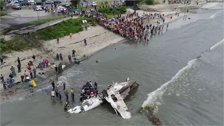Avião cai e explode em praia de SP; veja o momento