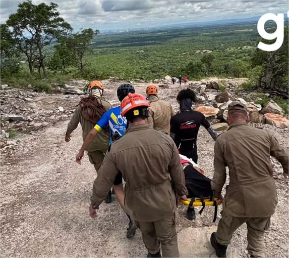 Mulher sofre queda nas pedras de morro durante trilha em MT