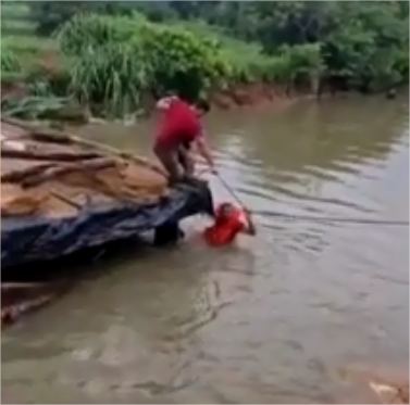 Vídeo: Idosos e crianças ilhados são resgatados após ponte ceder e casa ser inundada pela chuva em MT