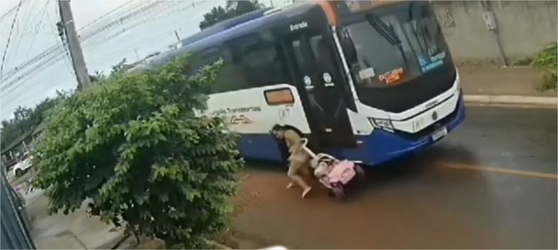 Ônibus desvia de buraco e quase esmaga mãe e filha em VG; vídeo