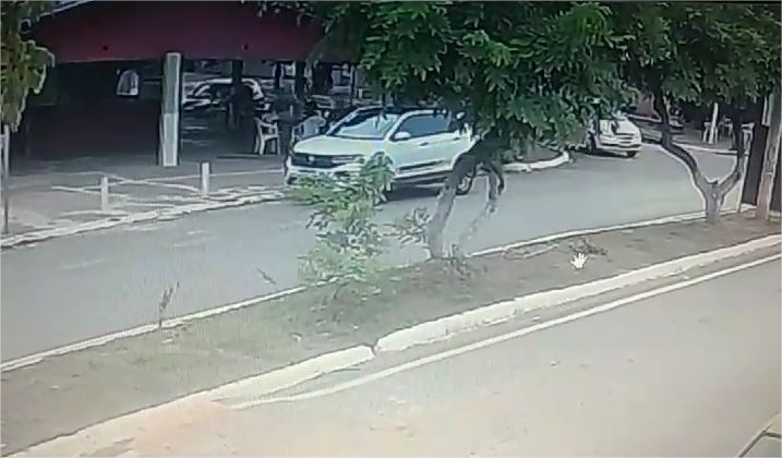 Câmera flagra momento em que homem mata tio a tiros em MT