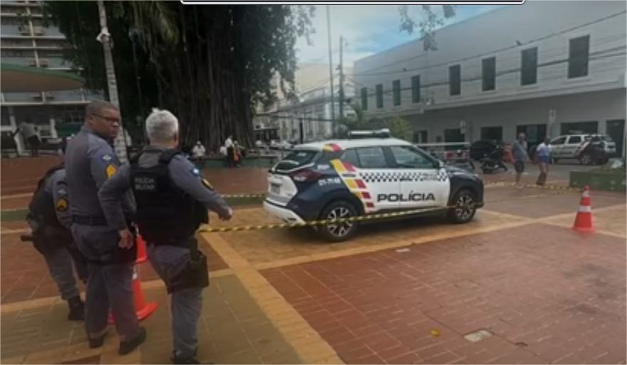 Vídeo mostra homem entrando dentro de viatura estacionada; assista