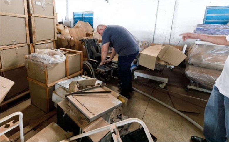 Abilio encontra equipamentos novos jogados em depósito e determina uma auditoria