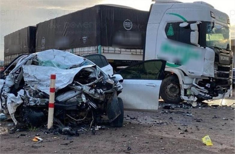Três morrem em batida frontal entre carro e caminhão em rodovia de MT