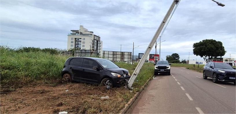 Pneu de carro estoura, condutora perde controle e bate em poste em MT