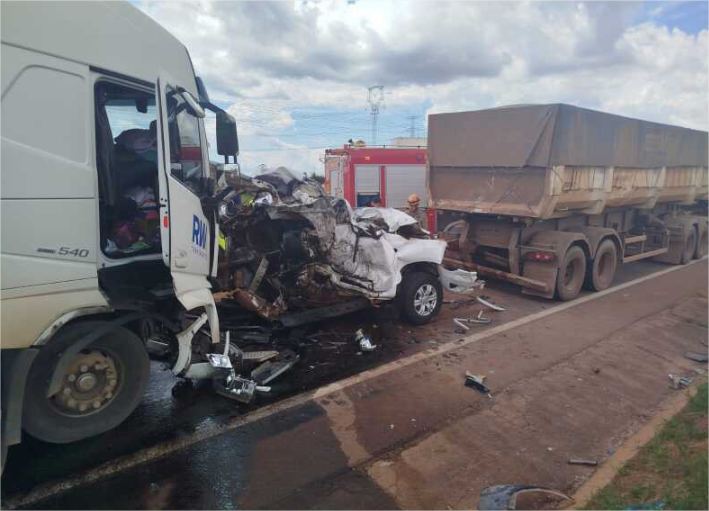Vídeo: Ranger é prensada entre duas carretas e motorista morre na BR-163