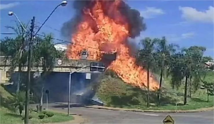 Impressionante! Motorista se joga de veículo em chamas e pula de viaduto após caminhão explodir; veja vídeo