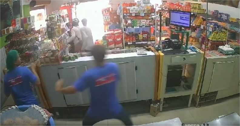 Câmera flagra criminosos armados ateando fogo em mercearia; veja