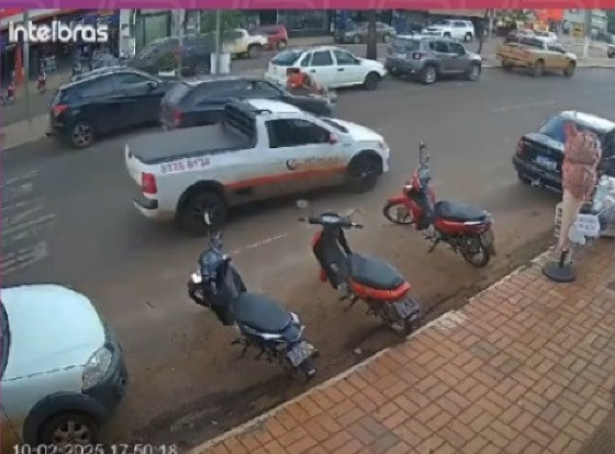 Avó e netos são atropelados após criança correr para rua; vídeo (imagens fortes)