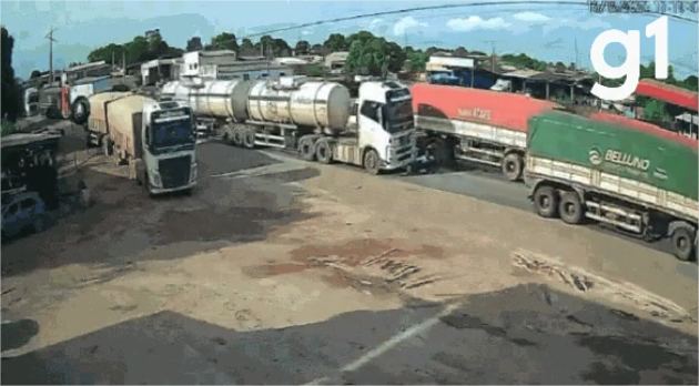 Vídeo: Mãe e bebê de 9 meses em moto sobrevivem após serem atropelados por carreta em rodovia de MT (imagens fortes)