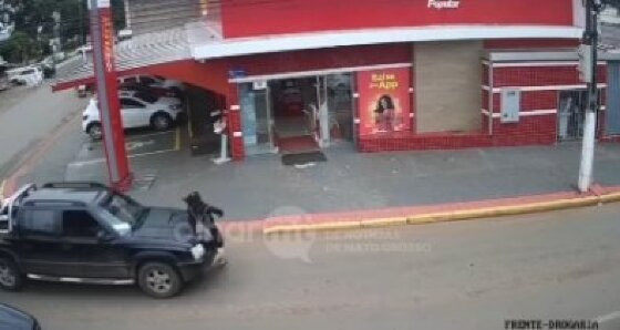 Câmera flagra mulher sendo atropelada por caminhonete (imagens fortes)