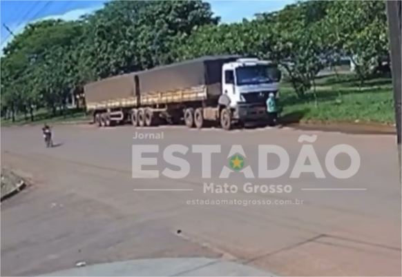 Idosa é atropelada por carreta bi-trem em MT e sobrevive; imagens fortes