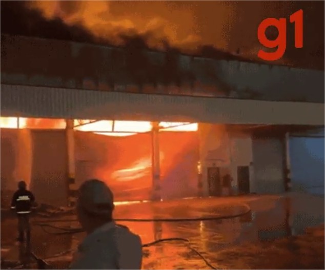 Vídeo: incêndio de grandes proporções atinge depósito de supermercado em Cuiabá