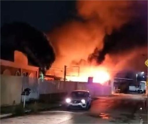 Incêndio destrói fábrica de espuma em Cuiabá; veja vídeo