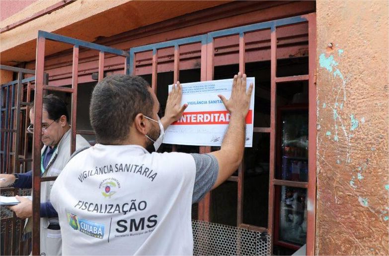 Bares são interditados por venderem alimentos vencidos, com fezes de baratas