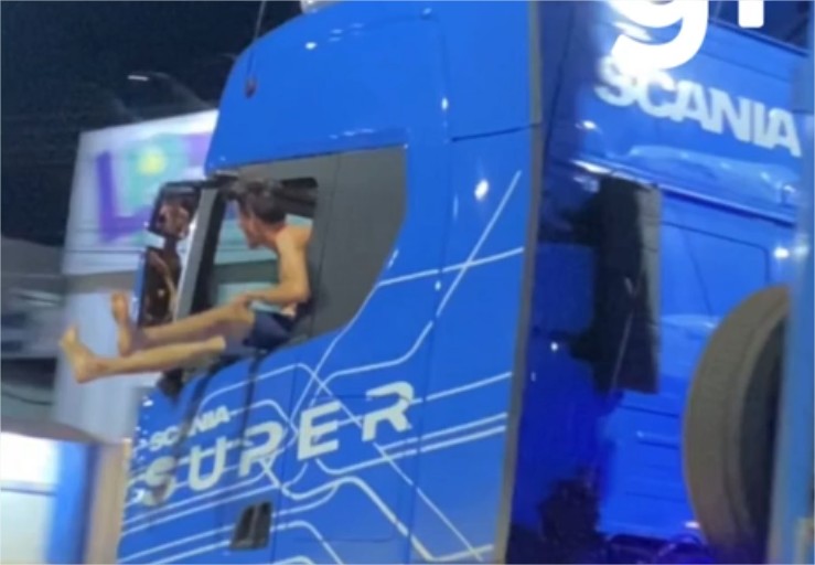 Vídeo: Motorista é investigado por dirigir sentado em janela de carreta em MT