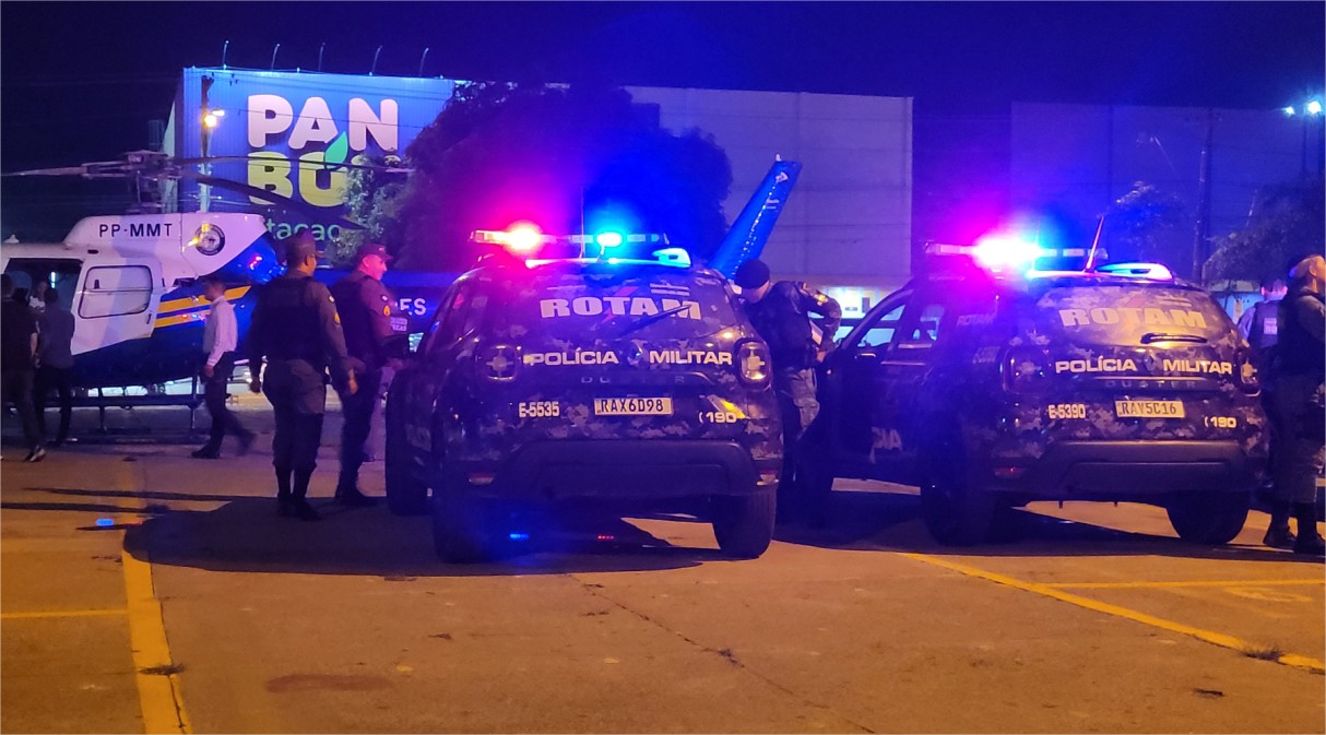 Homem embriagado tenta fugir de blitz, joga caminhonete contra viatura e é preso