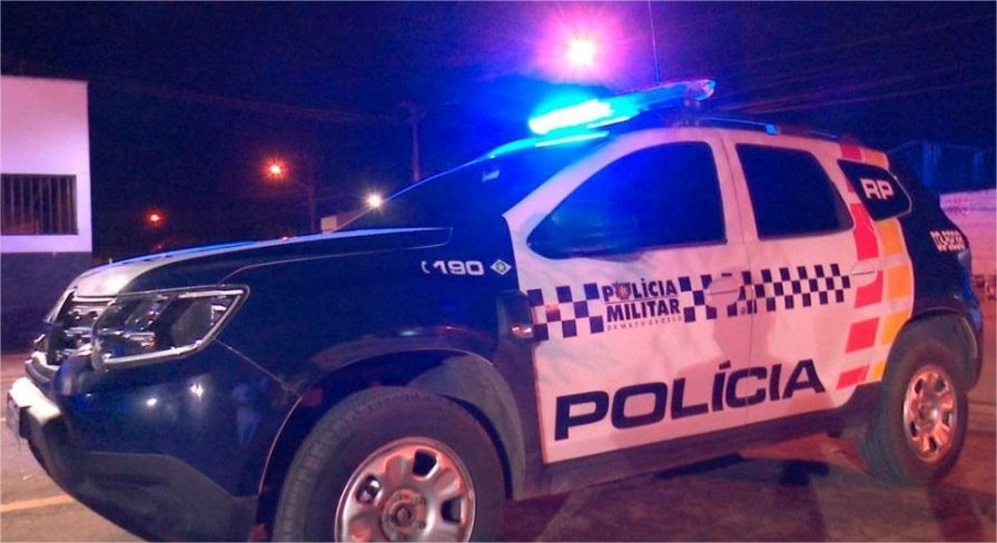 Bandido invade casa, tenta matar homem e morre em confronto com a PM