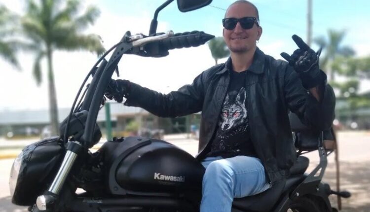 Professor morre ao cair de moto e ser atropelado por carreta