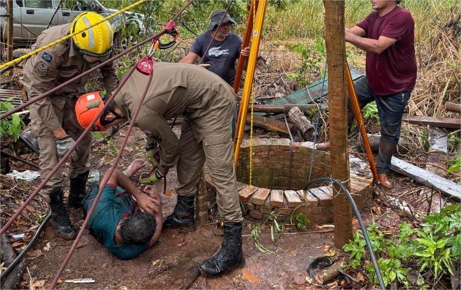 Bombeiros resgatam trabalhador que caiu em poço de 20 metros de profundidade