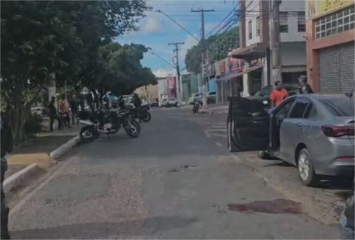 Bandidos fazem reféns e acabam baleados em tentativa de roubo no centro; vídeo (imagens fortes)