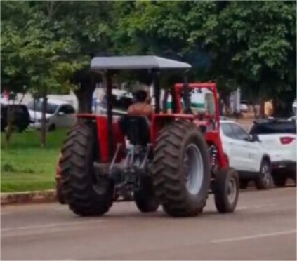Mulher em surto furta trator e é presa dirigindo em zigue-zague; veja vídeo