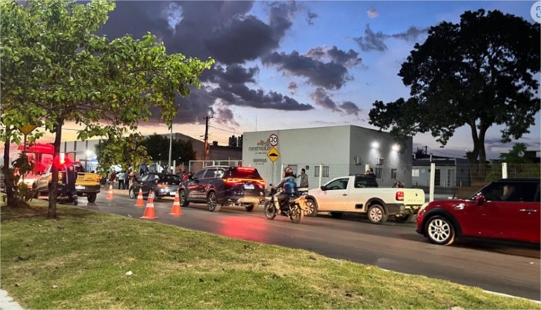 Motociclista morre atropelado por caminhão-pipa na Beira Rio