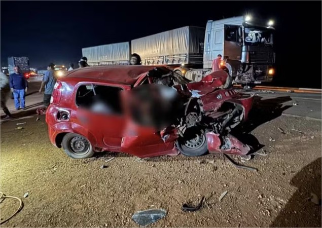 Dois indígenas morrem após acidente entre carro e carreta na BR-158