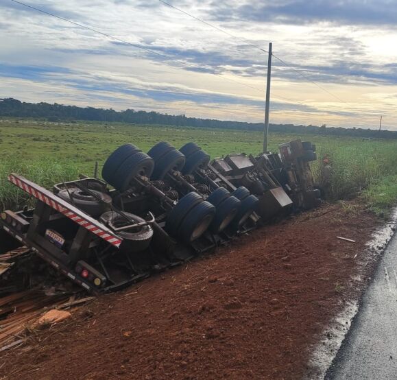 Vídeo mostra desespero de populares em tentativa de resgate de motorista; veja