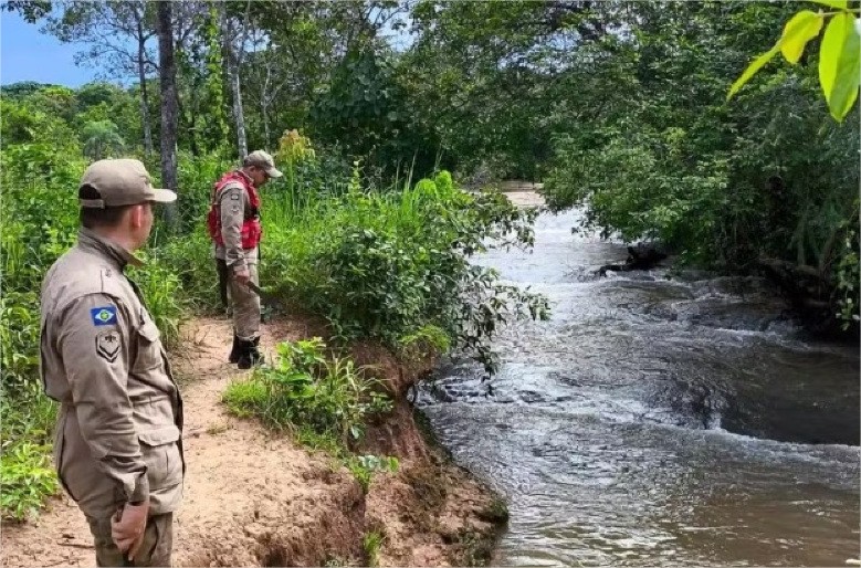 Bombeiros sobrevoam mata com drone em busca de bebê indígena desaparecido em MT